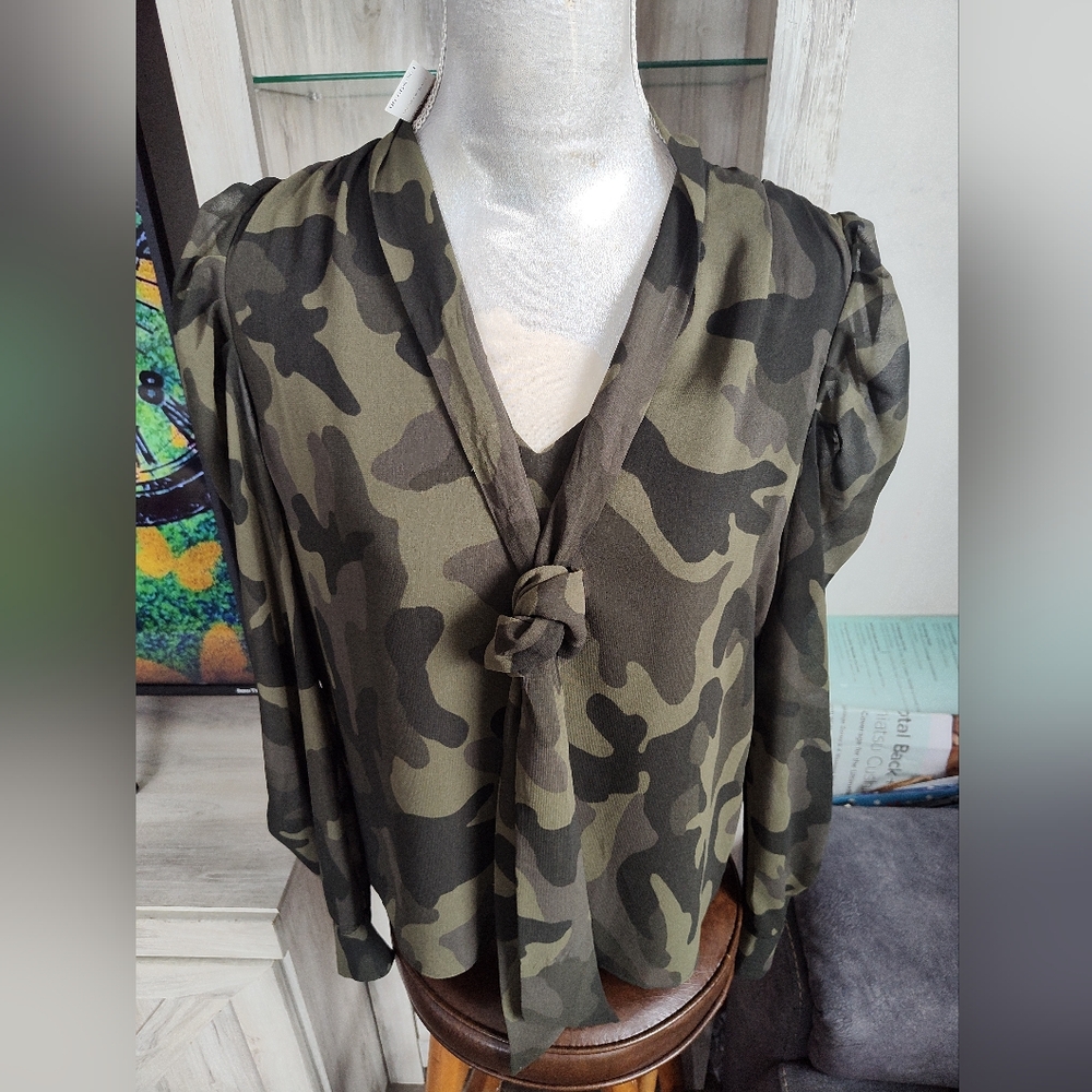 White House Black Market Women's Olive Green Camo Tie-Neck Blouse SZ S New!